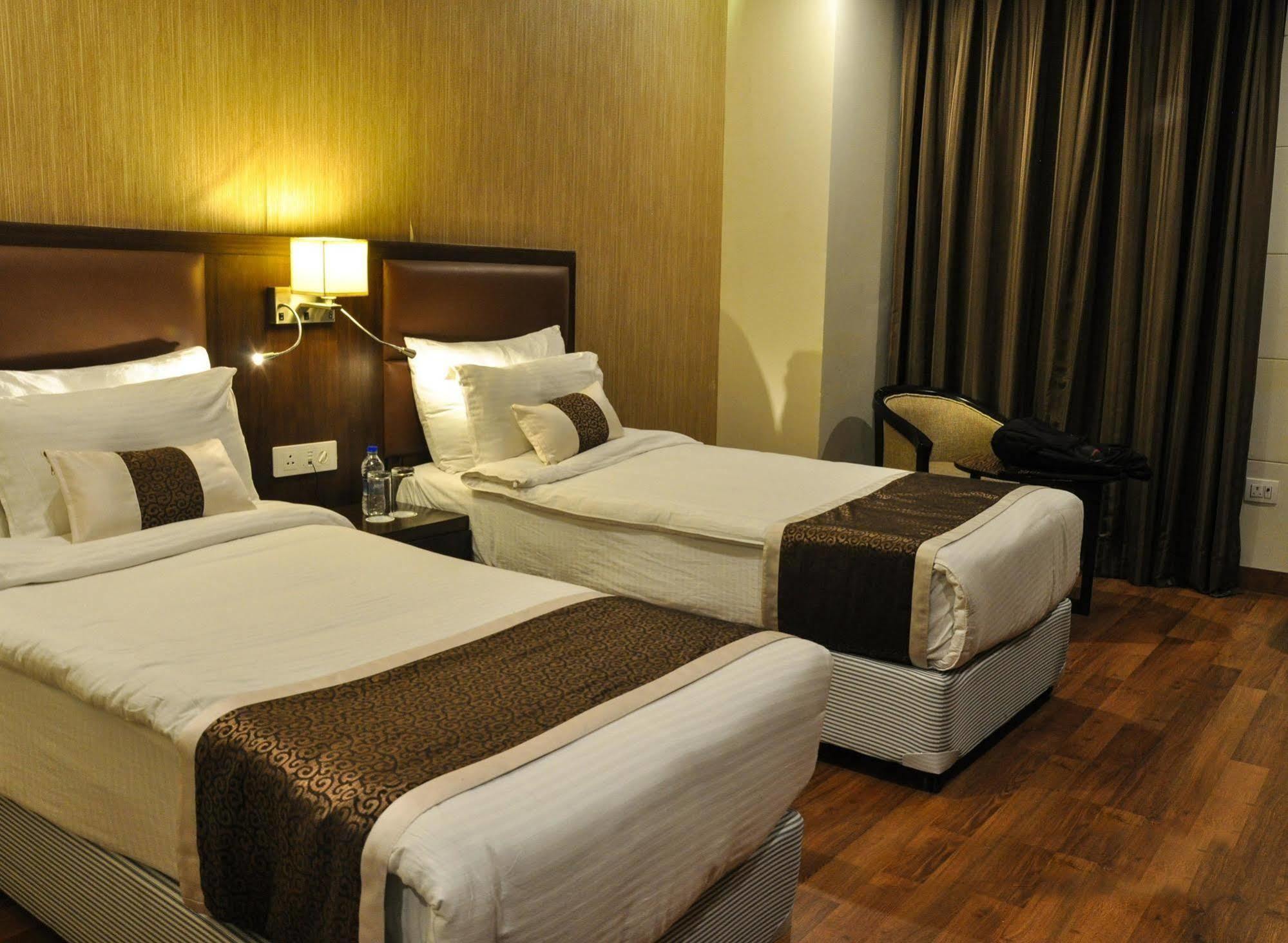 Hotel Casaya Inn Chinhat 外观 照片