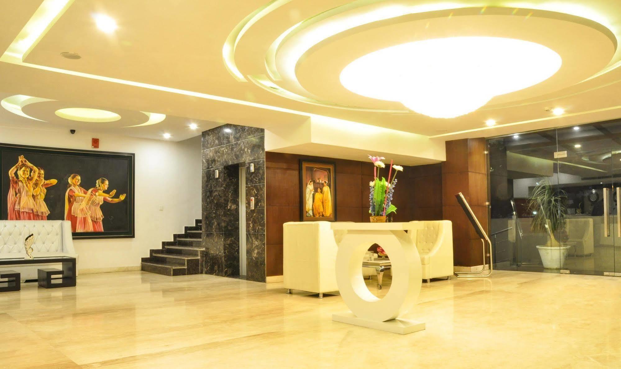 Hotel Casaya Inn Chinhat 外观 照片